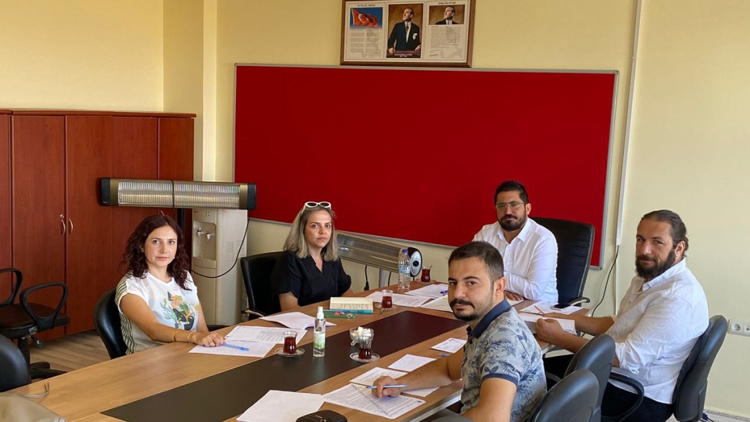 Evren İlçe Milli Eğitim Müdürümüz Ali Özkan SEYHAN'ın başkanlığında Şube Müdürümüz Hüseyin BOZKURT ve okul müdürlerimizin katılımıyla 2025-2026 Eğitim Öğretim Yılı Sene Başı İlçe Eğitim Kurumu Müdürleri toplantımızı gerçekleştirdik.